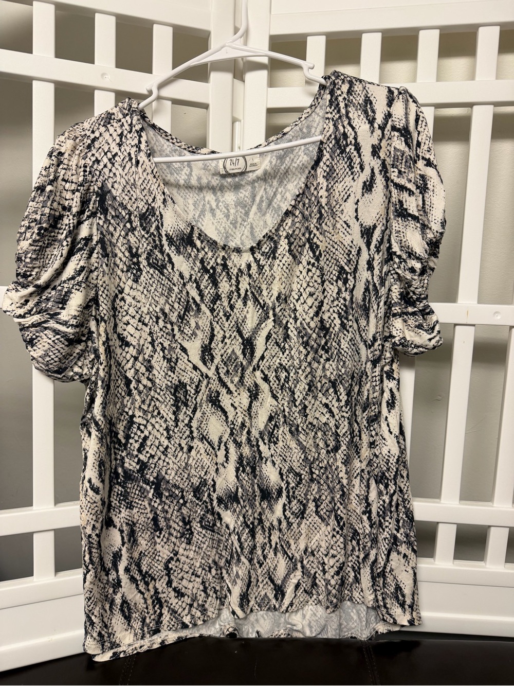 24/7 by Maurices Black & White Snake Print Short Sleeve Tee